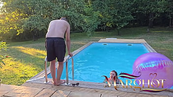 Mon mec cocu filme un fan me défoncer sur la terrasse de la piscine