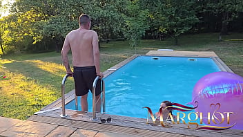 Mon mec cocu filme un fan me défoncer sur la terrasse de la piscine
