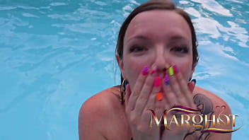 Mon mec cocu filme un fan me défoncer sur la terrasse de la piscine