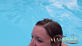Mon mec cocu filme un fan me défoncer sur la terrasse de la piscine