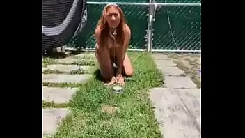 Karencita exhibiendose en público y siendo tratada como una perra