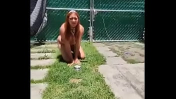 Karencita exhibiendose en público y siendo tratada como una perra