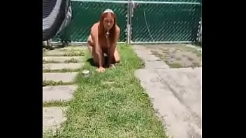 Karencita exhibiendose en público y siendo tratada como una perra