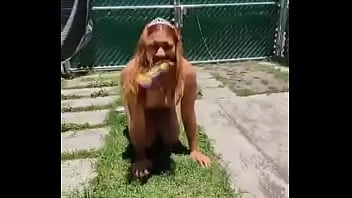 Karencita exhibiendose en público y siendo tratada como una perra