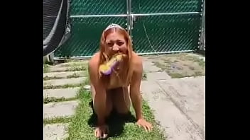 Karencita exhibiendose en público y siendo tratada como una perra