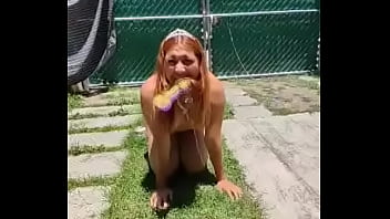 Karencita exhibiendose en público y siendo tratada como una perra