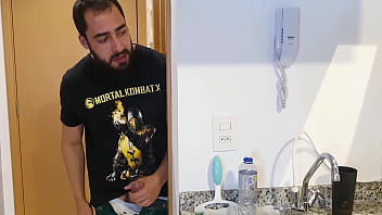 Empregadinha não esperava o patrão chegar assim