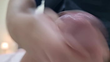 Assolo con sega e sborrata ragazzo italiano si sega veloce cazzo in primo piano e un'intensa sborrata