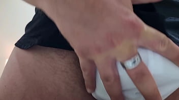 Assolo con sega e sborrata ragazzo italiano si sega veloce cazzo in primo piano e un'intensa sborrata