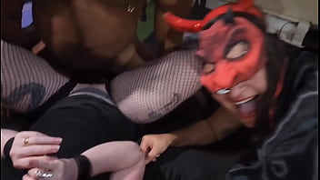 Festa de halloween acaba em sexo com a melhor orgia que eu ja participei