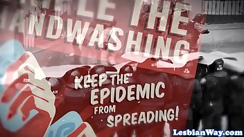 Gushing dyke enjoying threeway with teens