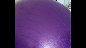 Lety Howl Fait Son Sport Du Matin En Commençant Par Du Yoga Nue Sans thumbnail