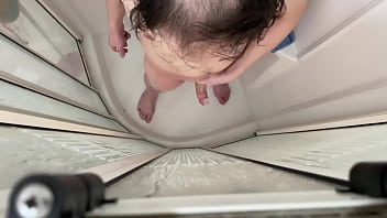 Garçon se se dans sa douche