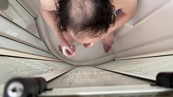 Garçon se se dans sa douche