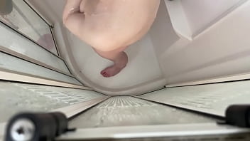 Garçon se se dans sa douche