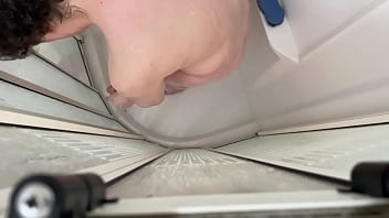 Garçon se se dans sa douche