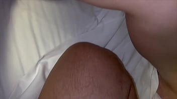 「朝からおちんちん勃ってるよ。。」彼女が泊まりにきて、朝から勃つ彼氏のちんこを見てよだれを垂らしながら舐めていい って言ってくる彼女。