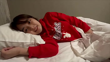 「朝からおちんちん勃ってるよ。。」彼女が泊まりにきて、朝から勃つ彼氏のちんこを見てよだれを垂らしながら舐めていい って言ってくる彼女。