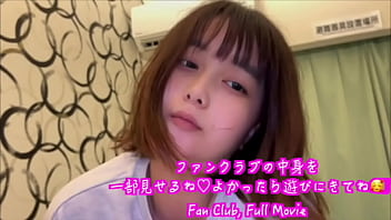 「朝からおちんちん勃ってるよ。。」彼女が泊まりにきて、朝から勃つ彼氏のちんこを見てよだれを垂らしながら舐めていい って言ってくる彼女。