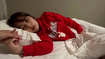 「朝からおちんちん勃ってるよ。。」彼女が泊まりにきて、朝から勃つ彼氏のちんこを見てよだれを垂らしながら舐めていい って言ってくる彼女。