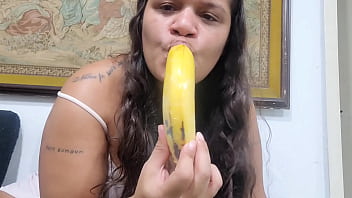 Como uma banana pela buceta quando ele não quer me fuder