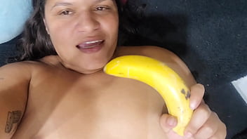 Como uma banana pela buceta quando ele não quer me fuder