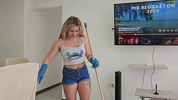 Sirvienta latina es follada por su jefe después de ofrecerle un aumento