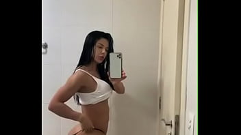 Rubio mostrando su cuerpo