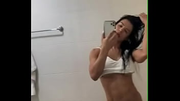 Rubio mostrando su cuerpo