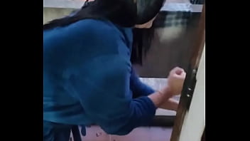 Acordei com a neura da limpeza limpando tudo e quando ele se aproximou de mim me deu um calor