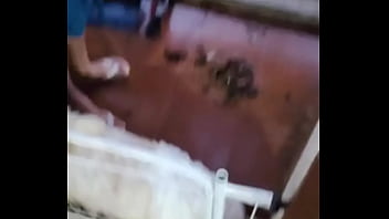 Acordei com a neura da limpeza limpando tudo e quando ele se aproximou de mim me deu um calor