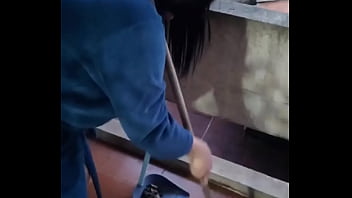 Acordei com a neura da limpeza limpando tudo e quando ele se aproximou de mim me deu um calor