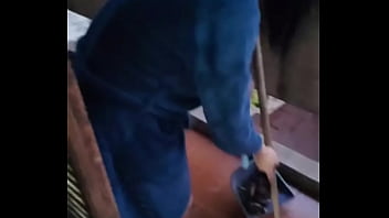 Acordei com a neura da limpeza limpando tudo e quando ele se aproximou de mim me deu um calor