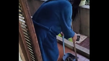 Acordei com a neura da limpeza limpando tudo e quando ele se aproximou de mim me deu um calor