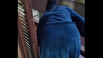 Acordei com a neura da limpeza limpando tudo e quando ele se aproximou de mim me deu um calor