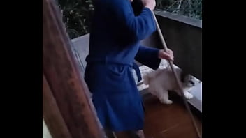 Acordei com a neura da limpeza limpando tudo e quando ele se aproximou de mim me deu um calor