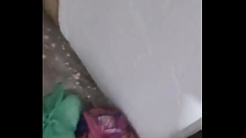 Acordei com a neura da limpeza limpando tudo e quando ele se aproximou de mim me deu um calor