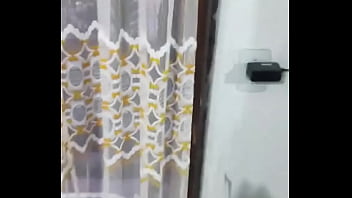 Acordei com a neura da limpeza limpando tudo e quando ele se aproximou de mim me deu um calor