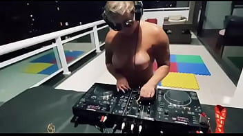 Vem conferir essa loirinha