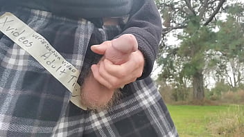 Jerking suntoucher outdoors