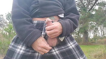 Jerking suntoucher outdoors