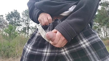 Jerking suntoucher outdoors