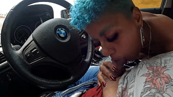 Pagando um boquete no carro