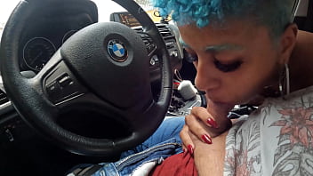 Pagando um boquete no carro