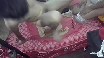 Ella chupa un poquito antes de empezar