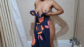 Jovencita caliente tomando una ducha