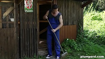 Big booty bitch lets her ass licked outdoors