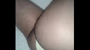 Usando calcinha amarela da esposa