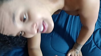 Ele não resistiu a tentação chupei ele gostoso deixei ele louco com minha buceta apertada e depois chupei e tomei todo o leitinho até a última gota vídeo completo no sheer e x red