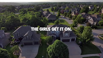 Erika & dolce dykin' out